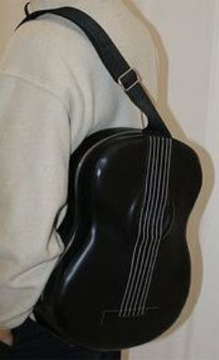 Tasche Gitarrenform mit Lautsprecher
