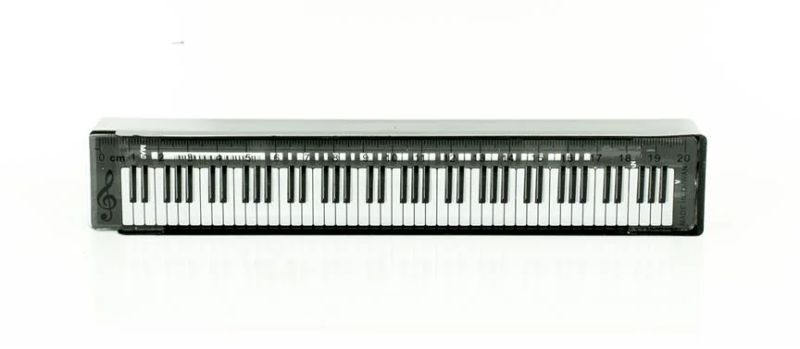 Lineal und 12 Bleistifte im Klavier-Design