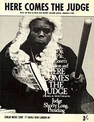 F. Long y otros.: Here Comes The Judge