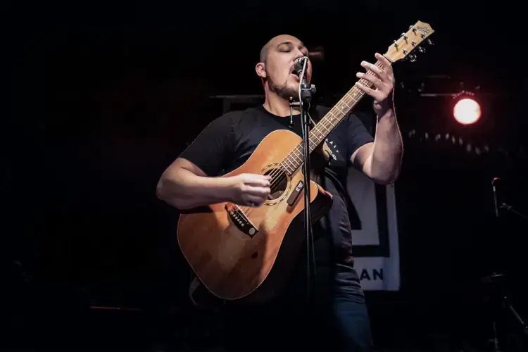 Aprende guitarra – 20 preguntas para Adrian Hommel