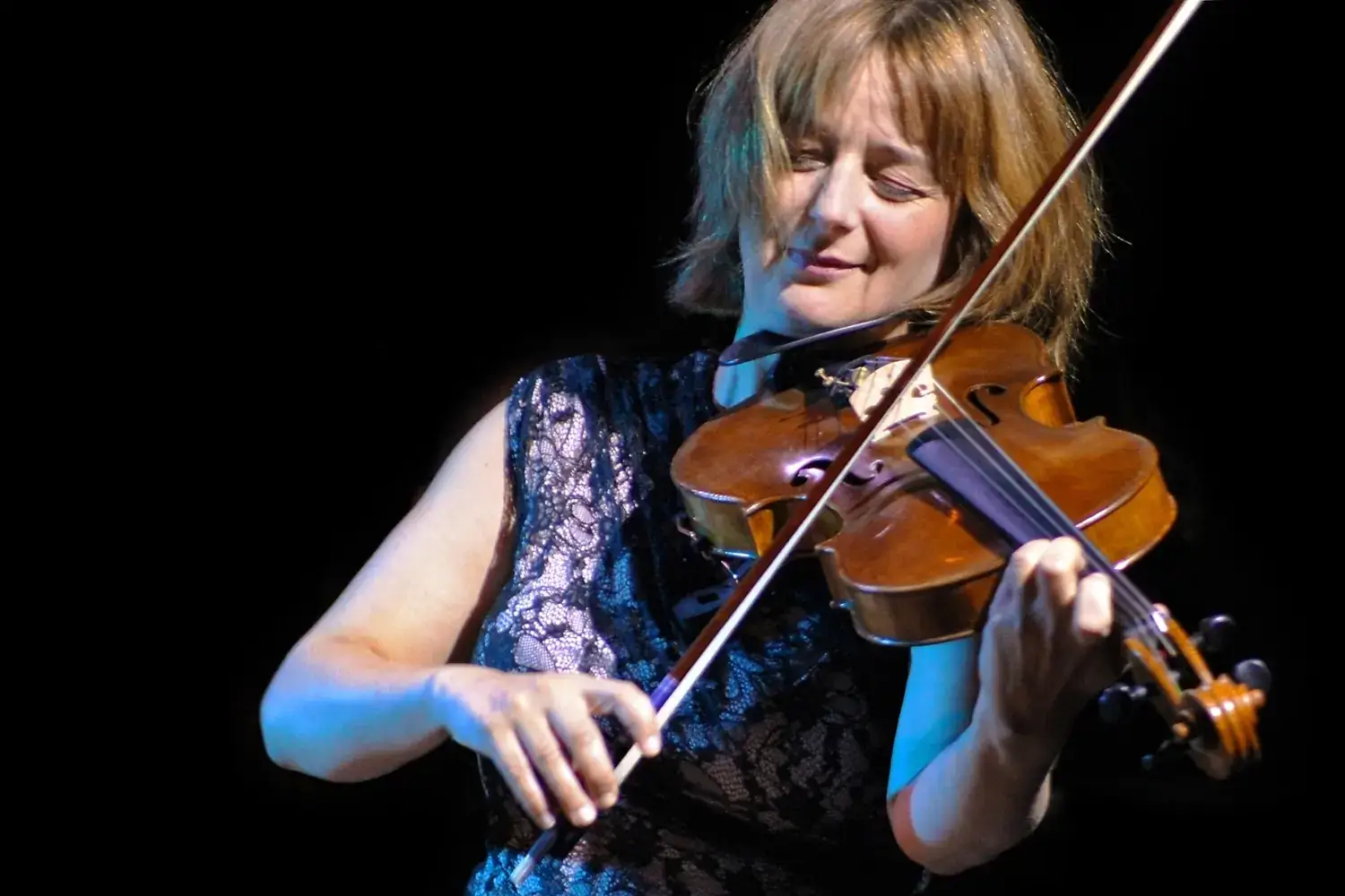 Marion Leleu passioniert Viola spielend